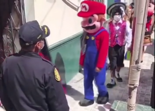 VIDEO: policija Peru arestē Super Mario, Minniju un citus animācijas filmu varoņus