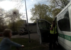 VIDEO: policijas darbinieki Vecmīlgrāvja rotaļu laukumā atrod pazudušu bērnu