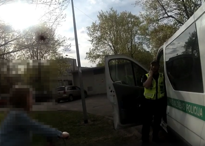 VIDEO: policijas darbinieki Vecmīlgrāvja rotaļu laukumā atrod pazudušu bērnu