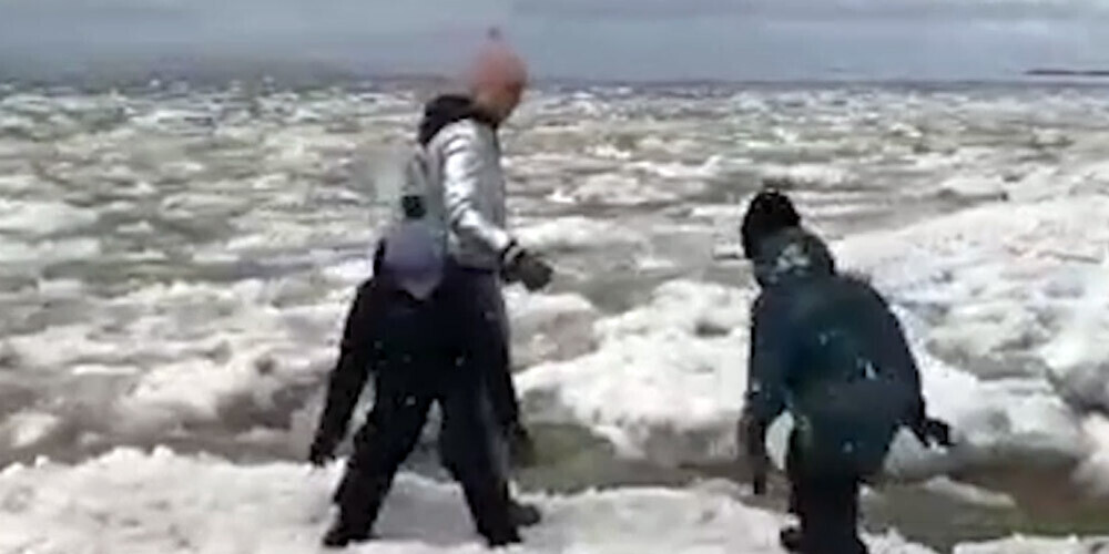 Jakutijā sieviete un divi bērni apdraud dzīvības, lēkājot pa dreifējošiem ledus klučiem