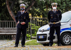 Itālijas policisti ar sejas aizsargmaskām.