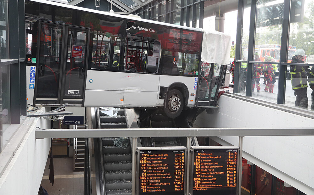Vācijā autobuss ietriecas stacijas ēkā un paliek karājamies virs eskalatoriem