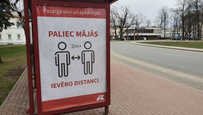 Īstenie Latgales patrioti uzskata, ka brīdinājumiem pret pandēmijas briesmām “trešās zvaigznes” zemē jābūt ne tikai baltiešu izloksnē, bet arī latgaliešu valodā (attēlā: brīdinājuma plakāti Rēzeknes ielās izlikti tikai baltiski).