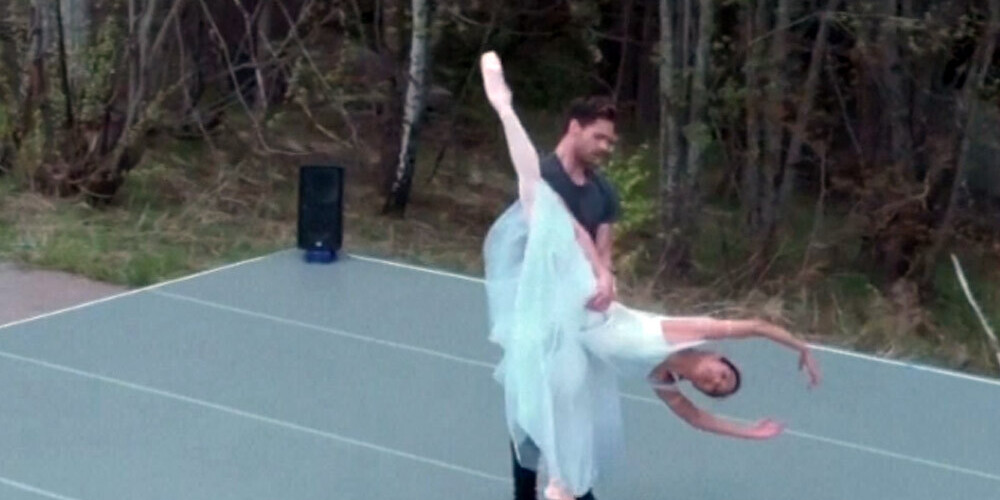 Norvēģijas Nacionālā baleta mākslinieki priekšnesumus sniedz uz pārvietojamas āra skatuves.