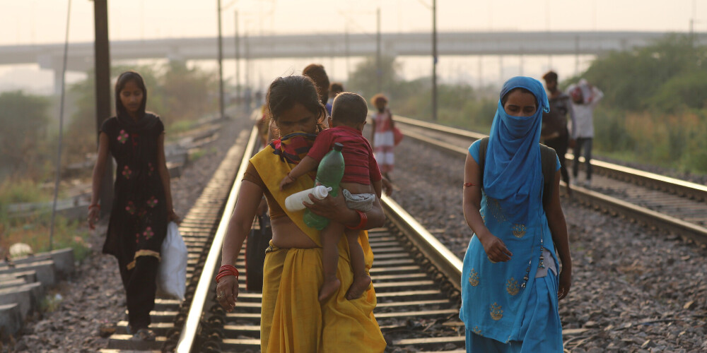 Grūtniece Indijā uz ceļa dzemdē mazuli un pēc tam noiet vēl 160 kilometru
