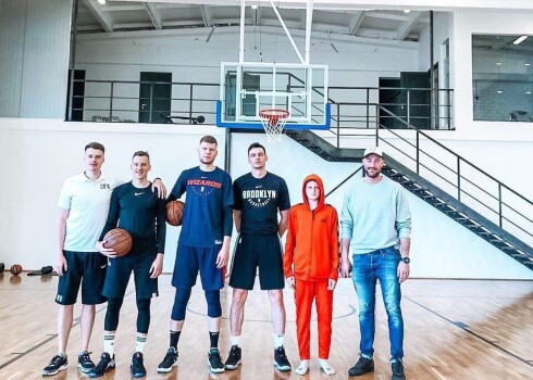 (no kreisās) - Mārtiņš Gulbis, Kaspars Vecvagars, Dāvis Bertāns, Rodions Kurucs, Iļja Kurucs un Kristaps Melnbārdis.