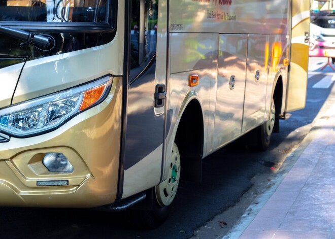 Reģionālo maršrutu autobusos pasažieri lielākoties lieto sejas maskas, bet daļa tās brauciena laikā noņem