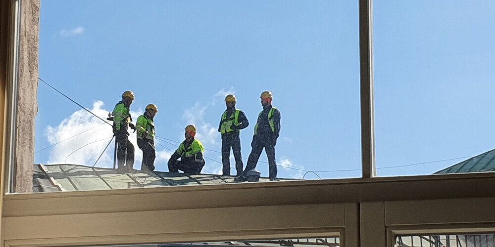FOTO: dažus mēnešus pēc strādnieka nāves uz Finanšu ministrijas jumta atkal fiksē drošības pārkāpumus