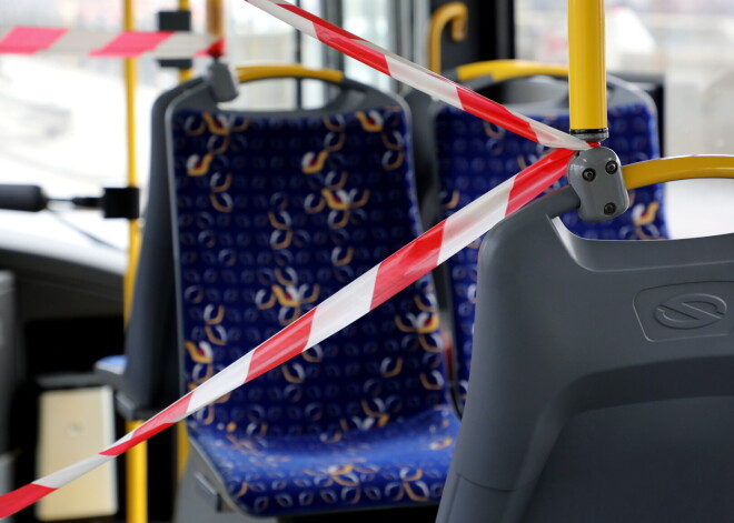 No rītdienas policija Rīgas sabiedriskajā transportā pārbaudīs, vai pasažieri lieto sejas maskas