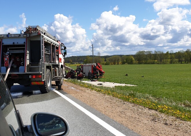 Ceturtdienas rītā ap pulksten desmitiem uz Vidzemes šosejas pie Inciema avarēja kravas auto, kas veda vairākas tonnas ar smiltīm. Kravas automašīnas vadītājs gājis bojā.