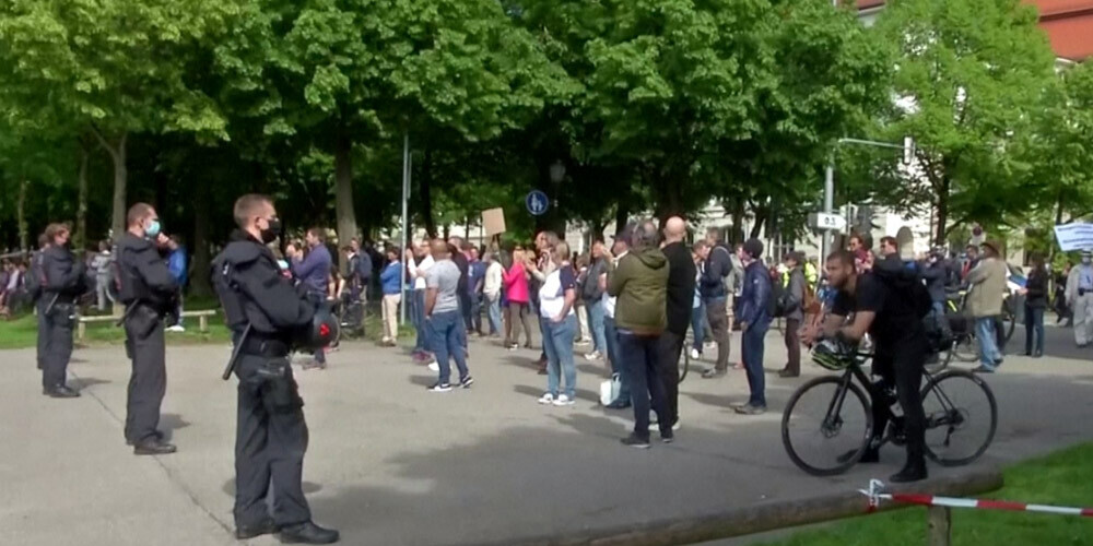 Tūkstošiem cilvēku Vācijā piedalās demonstrācijās pret Covid-19 ierobežojumiem