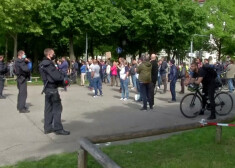 Dažviet sapulcējies krietni vairāk protestētāju, nekā atļāvušas varasiestādes.