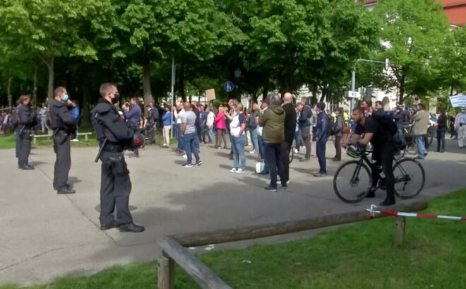 Dažviet sapulcējies krietni vairāk protestētāju, nekā atļāvušas varasiestādes.