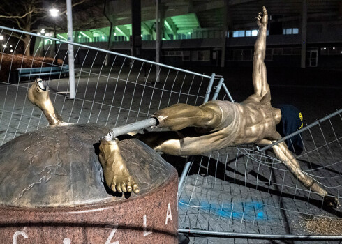 Janvāra beigās statuju aizvāca pēc tam, kad tai tika nozāģētas kājas.