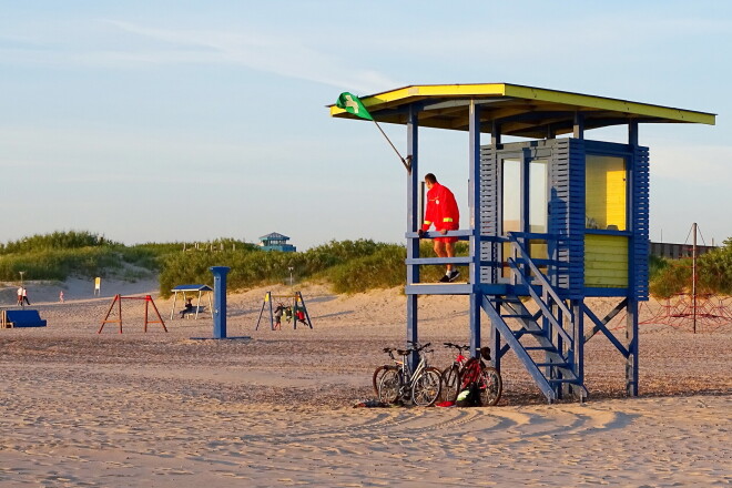 Ventspils jūrmalā darbu uzsākusi pludmales patruļa, kura strādās no desmitiem rītā līdz desmitiem vakarā.