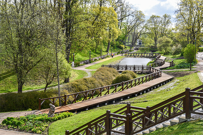 Kuldīgas Pilsētas dārzs kļuvis daudz pievilcīgāks – atjaunotas laipas un iztīrīts dīķis.
