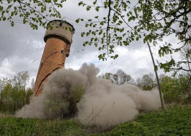 Vaiņodē uzspridzina PSRS armijas mantojumu - ūdenstorni un piecstāvu māju. Iedzīvotājus evakuē uz kultūras namu. FOTO. VIDEO