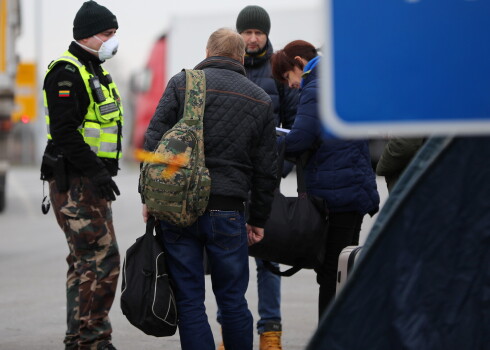 Ministrijā uzsver, ka no ārvalstīm atbraukušajām personām 14 dienas ir jāievēro pašizolācija, izņemot, ja cilvēks atbraucis no Lietuvas vai Igaunijas un nav bijis citās ārvalstīs./Ilustratīvs attēls.