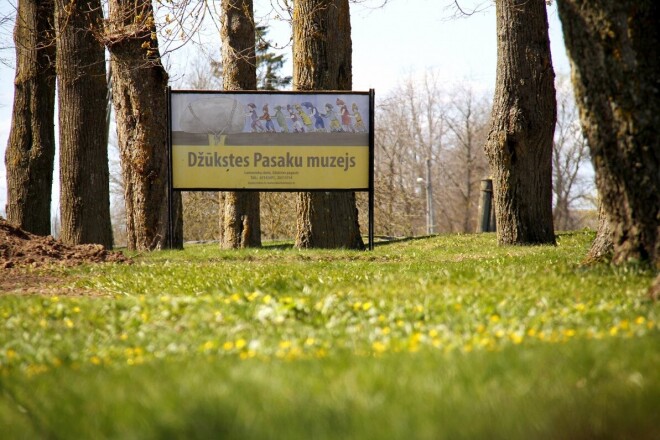Folklorista un teologa Luda Bērziņa jubilejas gadā Džūkstes Pasaku muzejā atvērta izstāde “Lāča bērni”, kas veltīta viņa pierakstītajai slavenajai mūsu tautas šūpuļdziesmai “Aijā, žūžū, lāča bērni”.