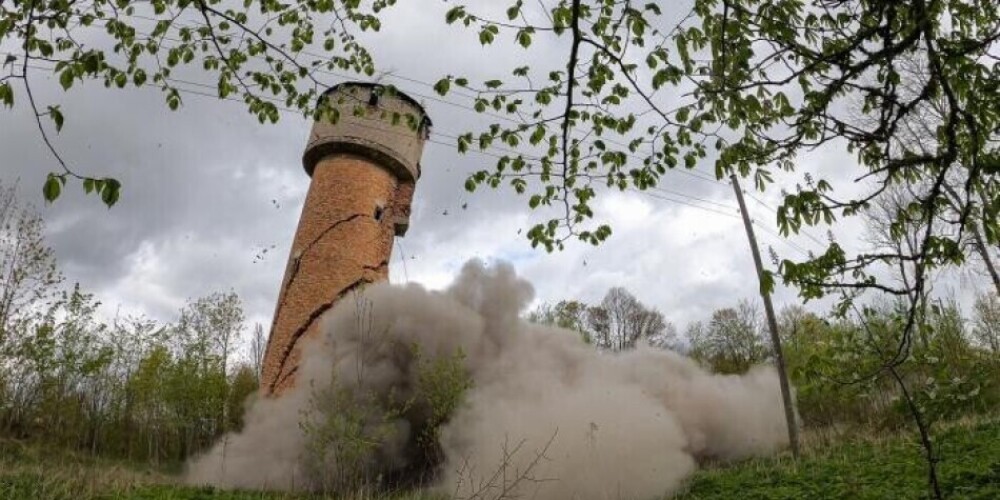 Видео: в Вайнеде взорвали многоэтажный дом и водонапорную башню