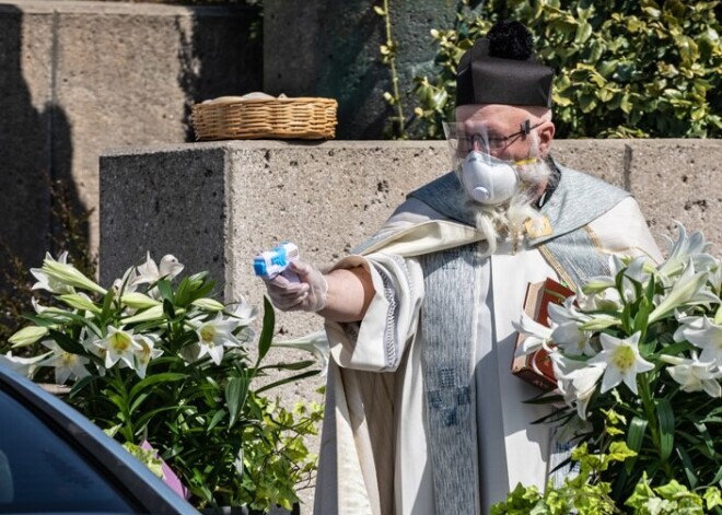 Interneta jokdari pieķērušies priesterim, kurš šaudījies ar svēto ūdeni no rotaļu pistoles. Pats garīdznieks ir sajūsmā