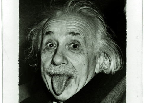 Viena no zināmākajām Alberta Einšteina fotogrāfijām, kuru 1951. gada 14. martā, zinātnieka 72. dzimšanas dienas svinībās, izdevās uzņemt fotogrāfam Arturam Sasam.