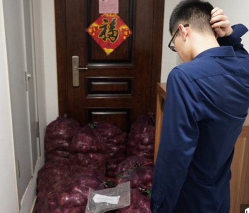 Vīrietis pie dzīvokļa durvīm ierauga bijušās draudzenes sūtījumu.