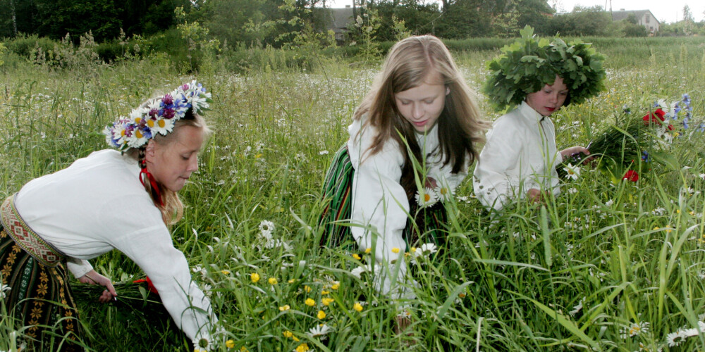 Jāņi ir latviešu gadskārtas svētki, ko svin vasaras saulgriežu laikā, kad ir visīsākā nakts un visgarākā diena. Dienu pirms Jāņiem sauc par Zāļu dienu, tās vakaru sauc par Jāņu vakaru, nakti par Jāņu nakti un nākamā diena ir paši Jāņi. Valsts noteiktā Jāņu diena ir 24. jūnijā, kas ir dažas dienas vēlāk par vasaras saulgriežiem. Daļa latviešu diasporas Sibīrijā — 19. gadsimta latviešu kolonistu pēcteči Jāņus svin pēc vecā stila 6. un 7. jūlijā. Tie ir latviešu tautas lielākie un tradīcijām bagātākie svētki, kurus svin visas paaudzes un visas sabiedrības grupas. Vēsturiski Zāļu diena saistās ar vasaras saulgriežiem, taču datumu nesakritības dēļ saulgriežu svinēšana dažkārt tiek nodalīta no Jāņu dienas. Viena no būtiskākajām Jāņu tradīcijām ir pīt vainagus. Sievietēm vainagi tiek pīti no puķēm, bet vīriešiem vainagi parasti ir no ozola lapām. Līgošana bieži tiek saistīta ar auglības kultu un nelaimju novēršanu
