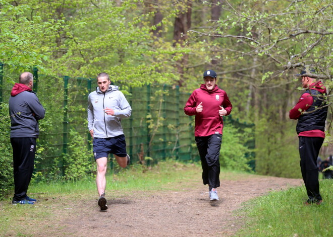 Latvijas hokeja izlases galvenā trenera asistents Valērijs Kuļibaba (no kreisās),Latvijas hokeja izlases kandidāti Emīls Ģēģeris, Krisatps Zīle, Latvijas hokeja izlases galvenā trenera palīgs Artis Ābols piedalās Latvijas hokeja izlases kandidātu fiziskās sagatavotības treniņā Mežaparkā.