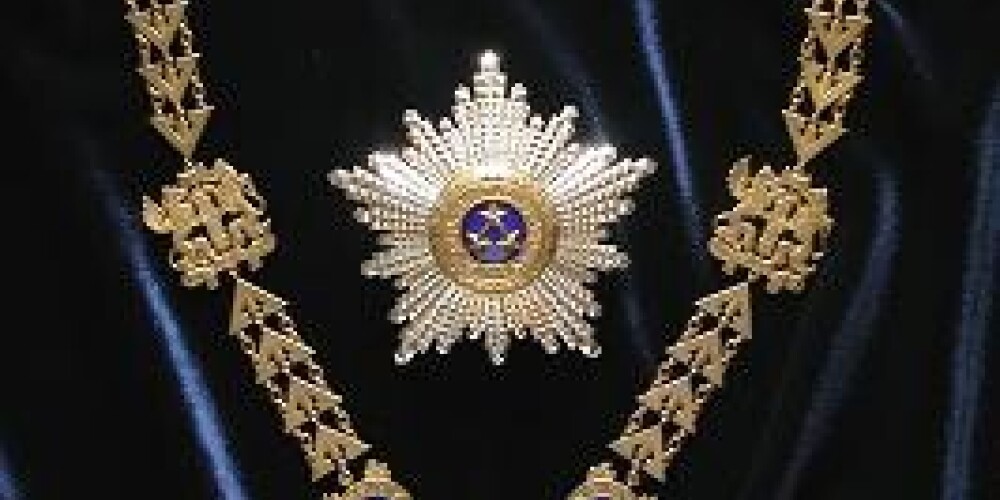 Triju Zvaigžņu ordenis ir visaugstākais Latvijas valsts apbalvojums, ko piešķir par sevišķiem nopelniem Tēvijas labā. Tie var izpausties valsts, pašvaldības, sabiedriskajā, kultūras, izglītības, zinātnes, sporta vai saimnieciskajā darbā. Par nopelniem uzskatāms gan atsevišķs izcils darbs, gan ilgstoša, priekšzīmīga un panākumiem bagāta darbība, gan īpaši nopelni Latvijas neatkarības atjaunošanas periodā vai valsts tālākas nostiprināšanas laikā. Ar Triju Zvaigžņu ordeni var apbalvot arī ārvalstu vadītājus un ārvalstu valdību vadītājus, starptautisko organizāciju vadītājus, ārvalstu vēstniekus un citas ārvalstu amatpersonas. Ordeņa devīze ir: "Per aspera ad astra" (latīņu: Caur ērkšķiem uz zvaigznēm).