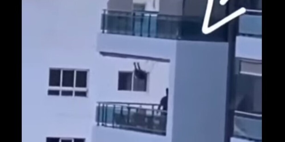Людей ужаснуло видео: "отец года" покатал маленькую дочь на качелях на высоте восьмого этажа