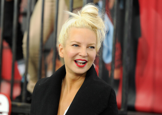 Dziedātāja Sīa pērn adoptējusi divus astoņpadsmitgadīgus puišus