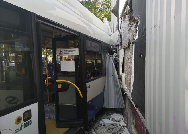 VIDEO: pēc sadursmes ar auto trolejbuss Ķengaragā ietriecas dzīvojamās mājas sienā