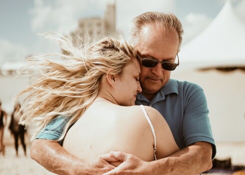  Tēta aizraušanās ir jaunāka sieviete, ar kuru viņš kopā strādā.