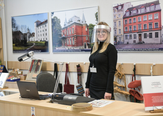 Latvijas Nacionālajā vēstures muzejā apmeklētājus muzeja darbinieces sagaida, ietērpušās sejas aizsargmaskās un ar vēstures interesentiem runās caur caurspīdīgu plastmasu.  