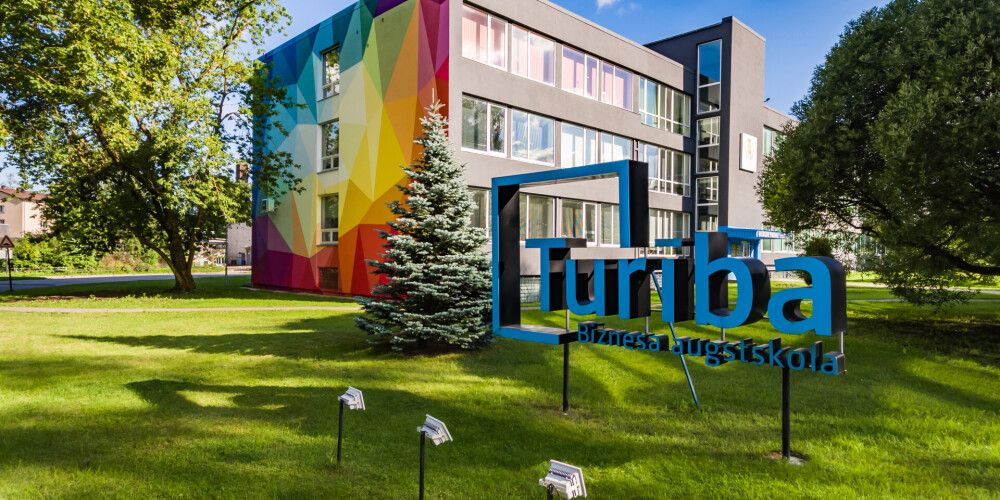 Biznesa augstskola Turība ir lielākā privātā augstskola Baltijā. Pie mums zināšanas iet roku rokā ar praktiskajām iemaņām – tas ir salikums, ko augstu vērtē arī darba devēji. Mēs iedvesmojam jauniešus būt uzņēmīgiem un īstenot savas idejas, kā arī mudinām darboties ne tikai Latvijas, bet arī starptautiskā līmenī. Motivētiem un idejām bagātiem cilvēkiem robežas nepastāv! Augstskola īsteno 27 studiju programmas, no kurām 14 pieejamas arī angļu valodā. Pie mums studē jaunieši no vairāk nekā 40 pasaules valstīm.