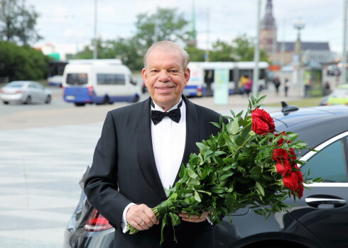 AS "Grindeks" padomes priekšsēdētājs, kādreizējais Latvijas hokeja federācijas prezidents Kirovs Lipmans.