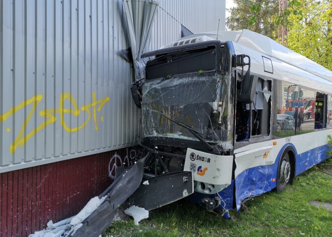 Ķengaragā sadursmē ar trolejbusu iesaistītais šoferis bija pamatīgi piedzēries