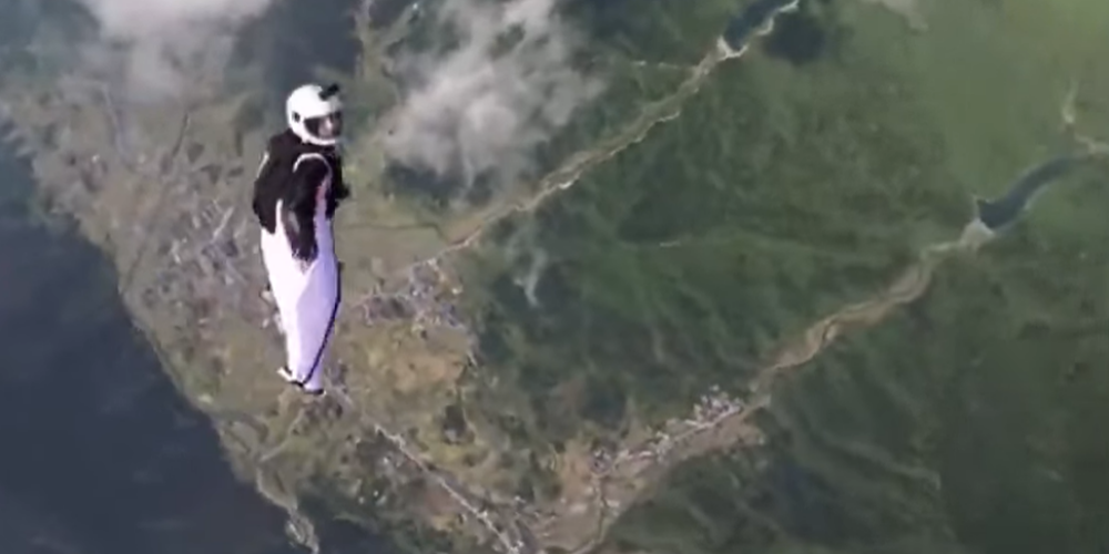 Оператор снял последние секунды жизни девушки, прыгнувшей с вертолета для экстремального видео