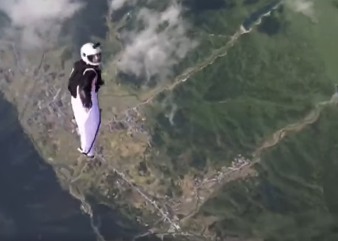 Оператор снял последние секунды жизни девушки, прыгнувшей с вертолета для экстремального видео