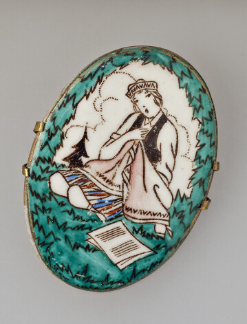 Sakta no porcelāna ar virsglazūras apgleznojumu un zeltījumu, 6x4,5 cm, 1916. gads, Sigismunds Vidbergs, Porcelāna trauku apgleznošanas darbnīca "Baltars" (1924–1931), privātkolekcija. Saktas varianti atrodas arī Rīgas vēstures un kuģniecības muzeja un Pētera Avena privātajā kolekcijā