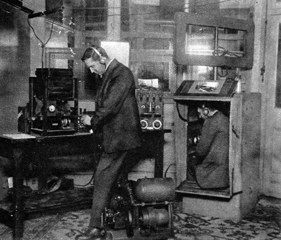 Istaba ar "Marconi" radioierīci.