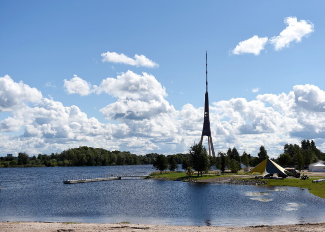 Температура воды в местах для купания близка к +10 градусам