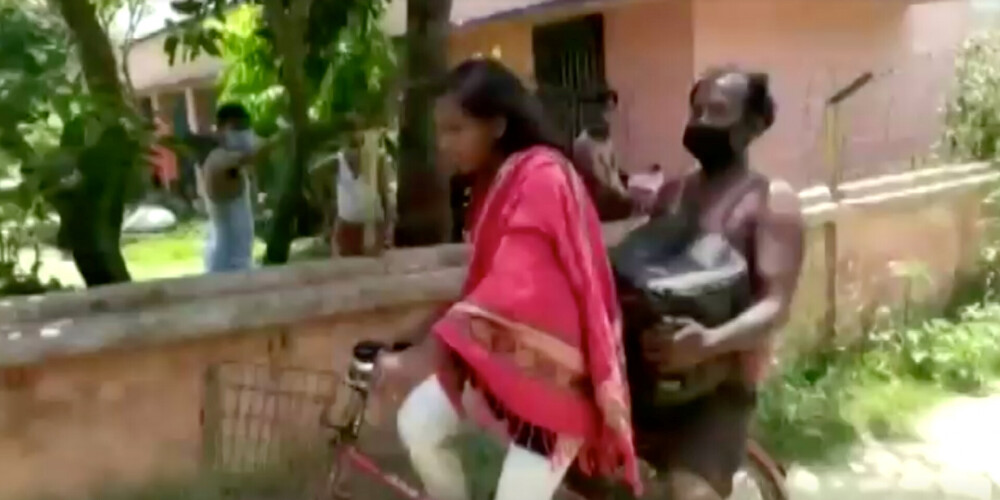 1200 kilometri ar savainoto tēti uz bagāžnieka: 15 gadus veca meitene tiek pie iespējas Indijas riteņbraukšanas izlasē