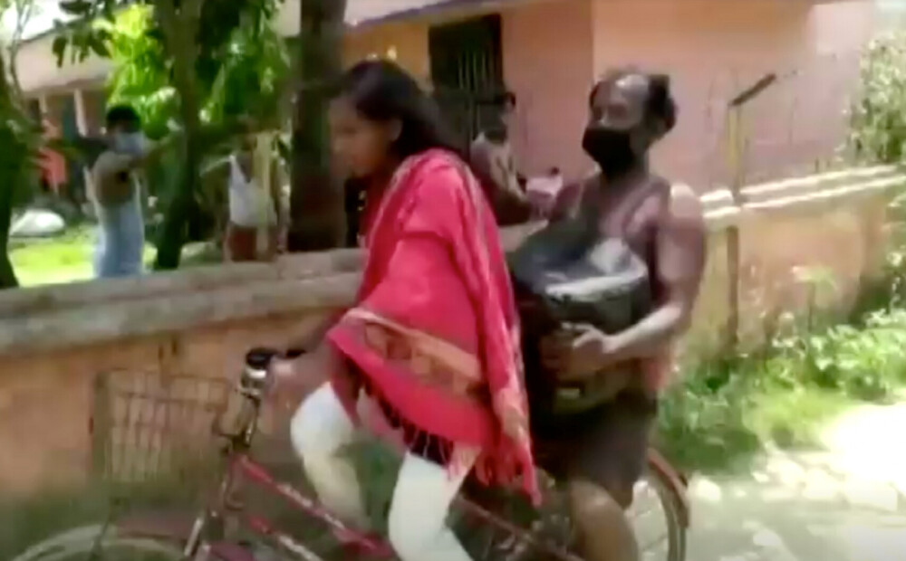 1200 kilometri ar savainoto tēti uz bagāžnieka: 15 gadus veca meitene tiek pie iespējas Indijas riteņbraukšanas izlasē