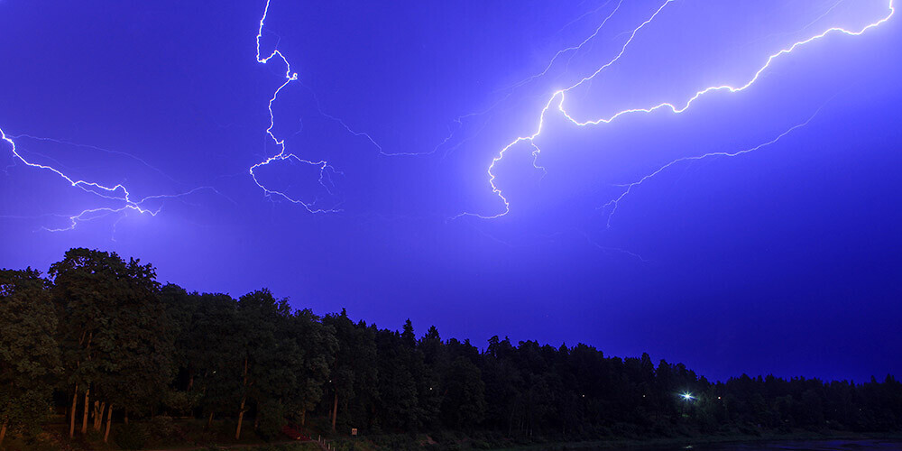 Sinoptiķi prognozē, ka Latvijas rietumu un austrumu daļā gaidāms pērkona negaiss