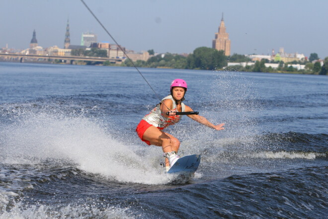 Pirms desmit gadiem Aisha kļuva par ekstrēmā sporta veida veikborda fani. „Tiklīdz parādās iespēja izbraukt, tā nekas cits vairs nav svarīgāks par veikbordu. Arī šodien darbus ierakstu studijā atliku uz pāris stundām,” toreiz neslēpa dziedātāja.