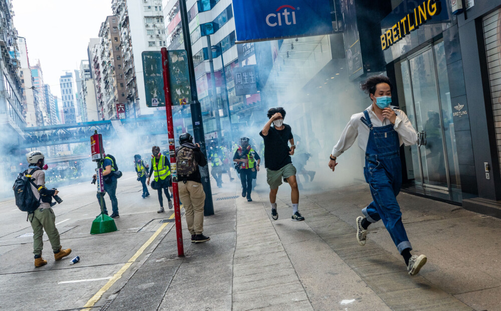 Honkongā policija ar asaru gāzi un ūdensmetēju izklīdina tūkstošiem protestētāju