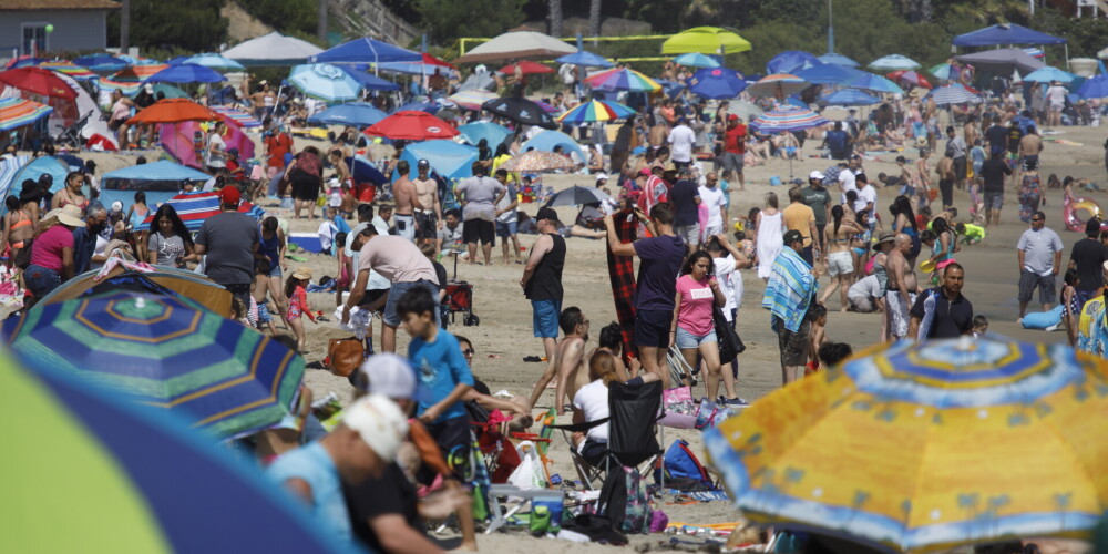 FOTO: amerikāņi smagi riskē un plecu pie pleca bauda siltās brīvdienas pludmalēs un baseinos