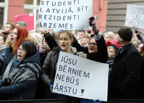 "Esam bijuši čakarēti visu laiku!" Fūrmanis par mediķu algām